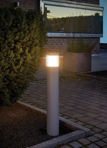 Norlys Lillesand aluminium pullert udendørslampe i bed ved gangsti